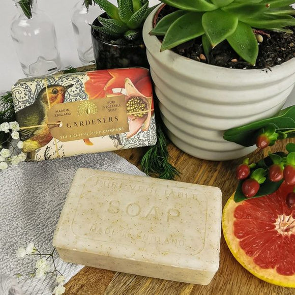 English Soap Co. Gardeners Exfoliating Soap | Extra-Large Bar with Fresh Grapefruit Fragrance